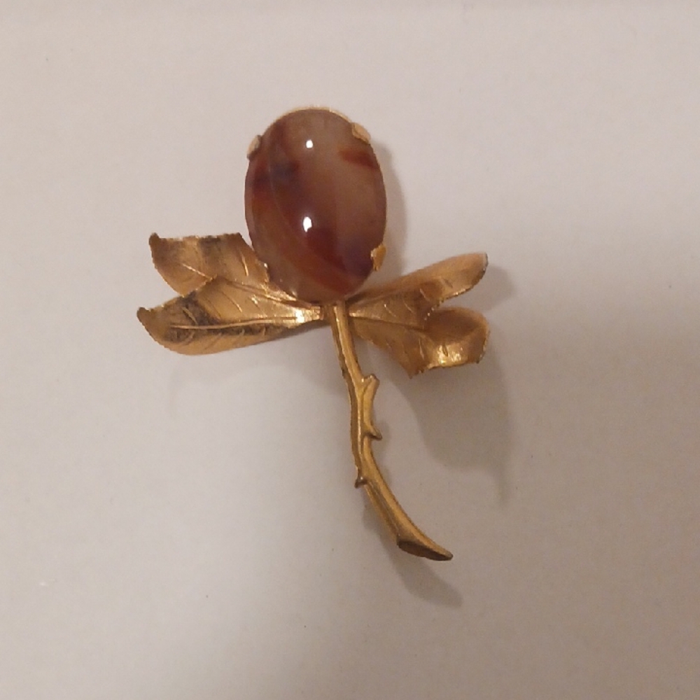 Source Unknown Vintage Gold Tone Flower Brooch with Brown Gem